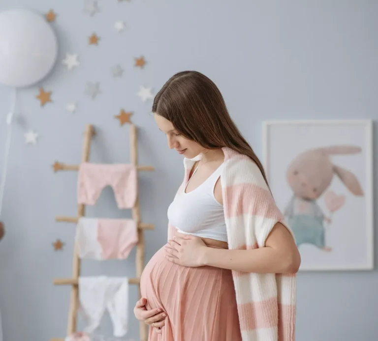 Madre in gravidanza che accarezza il pancione