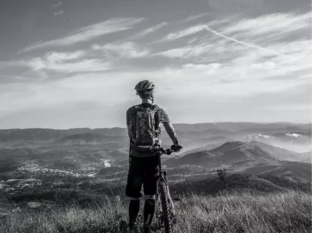 Foto di uomo in bici