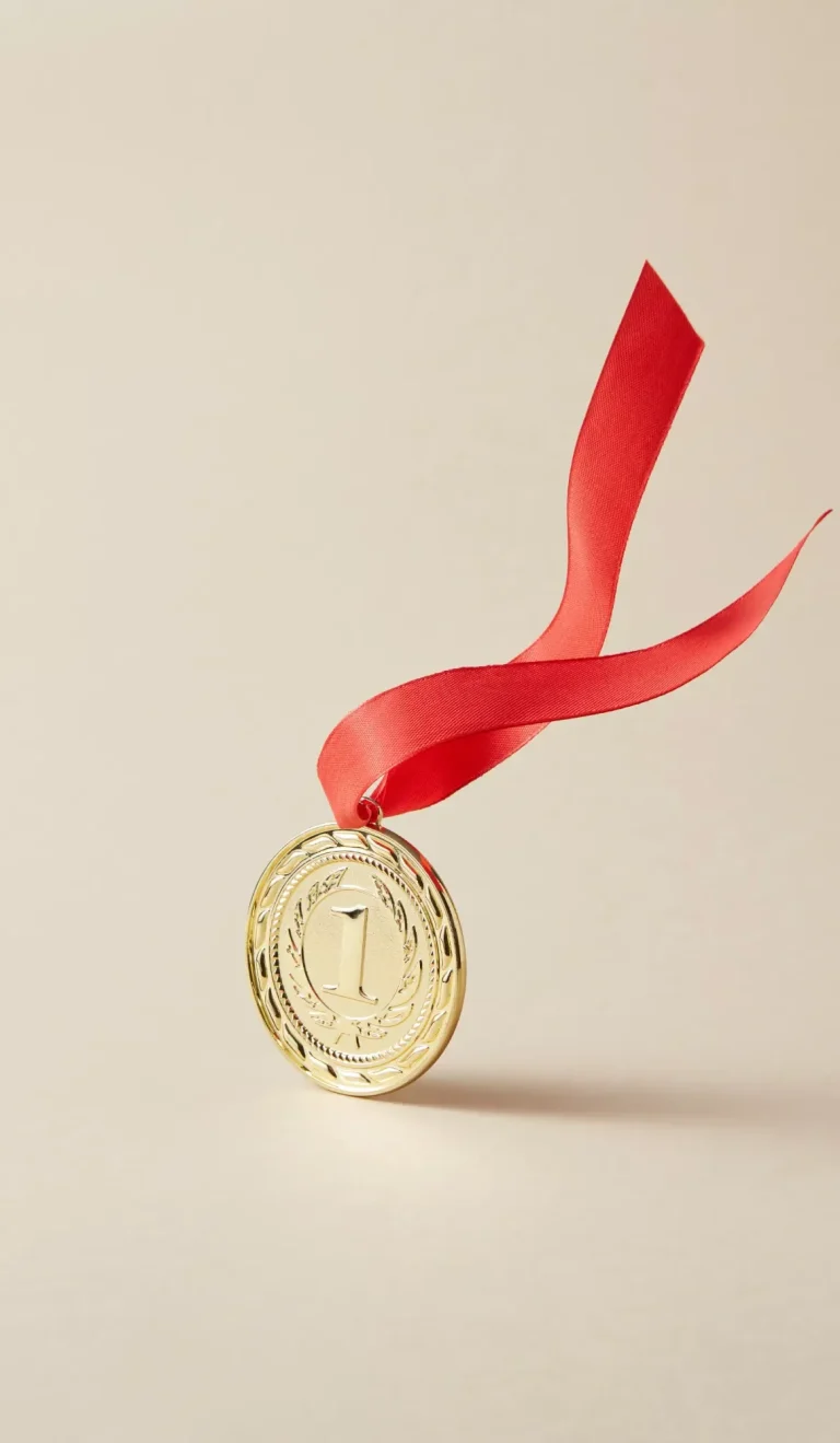 Medaglia oro con cordoncino rosso
