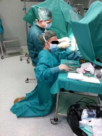 Foto del echipe medica in sala operatoria per rimozione fibroma